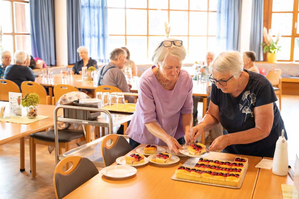 Angelika Tschallener hat Kuchen für die Senior*innen mitgebracht, den sie nach dem Training genießen.