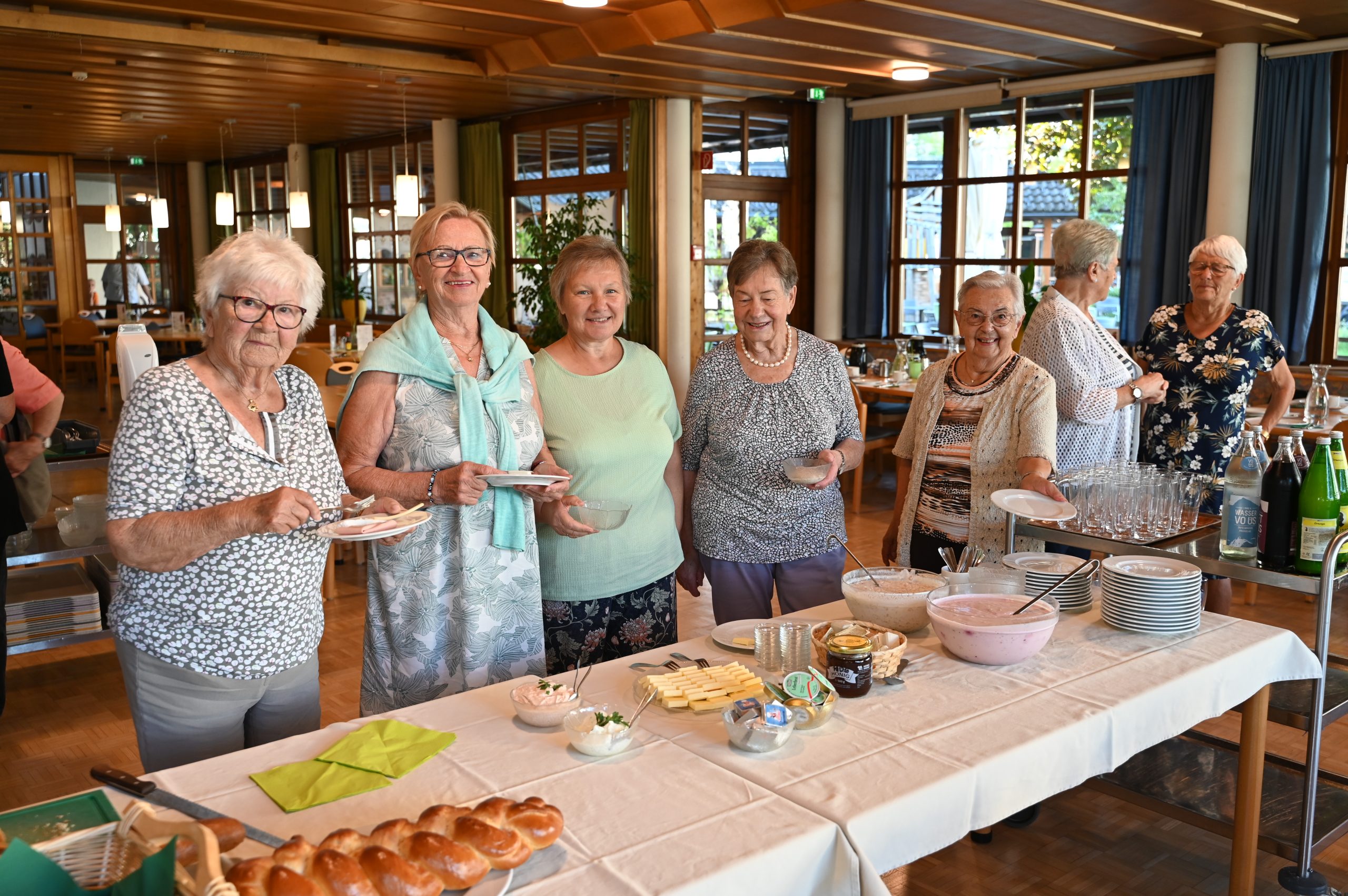 Seniorinnen bedienen sich am Frühstücksbuffett